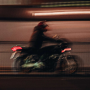 Der Motorradfahrer ist an dem Kindergarten in hohem Tempo vorbeigerast. Symbolbild: Pexels/Vova Krasilnikov