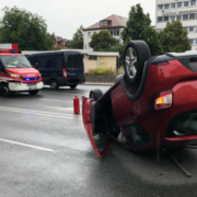 Schwerer Unfall in Bayreuth: Ein Auto wurde auf das Dach geschleudert. Foto: Jürgen Lenkeit