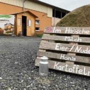 Beim Bauernhof Forkenhof zwischen Gesees und Mistelbach gibt es frische Eier und Milch zu kaufen - und sogar örtlich produzierten Honig. Bild: Michael Kind