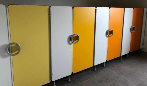 Fröhliche Farben in den Toiletten: Im neuen Waldorfkindergarten in Bayreuth soll auch der Toilettengang ein Erlebnis sein. Bild: Jürgen Lenkeit