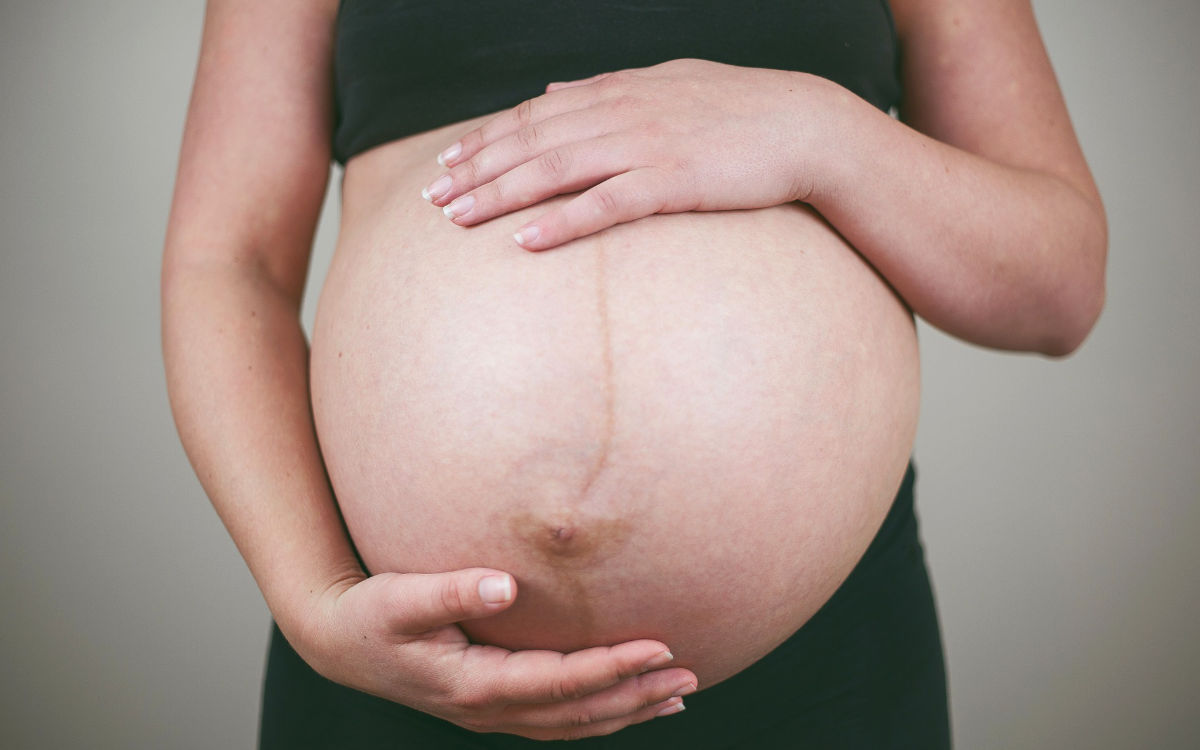 Eine hochschwangere Frau wurde aus dem Stau in Pegnitz begleitet. Geboren wurde das Kind deshalb immer noch nicht. Symbolbild: Pixabay