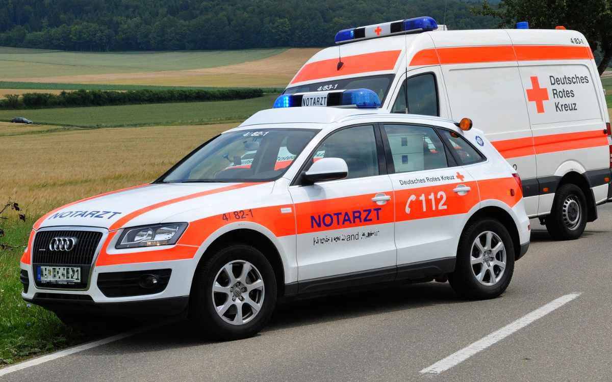 In Himmelkron im Landkreis Kulmbach musste ein Fußgänger vom Notarzt ins Krankenhaus gebracht werden. Symbolbild: Pixabay
