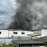 Großbrand in Oberfranken: Im Hofer Stadtteil Jägersruh hinterlässt ein Brand in einer Werkshalle massive Rauchschwaden. Bild: NEWS5