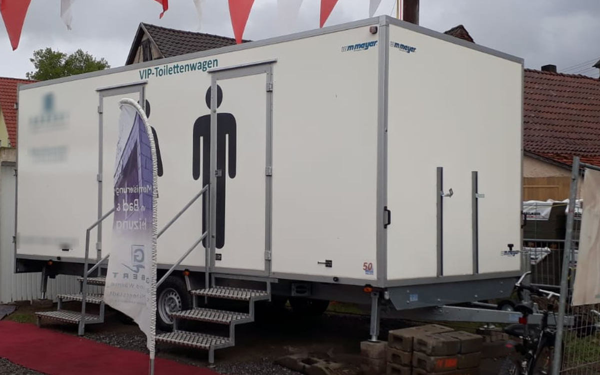 Der Toilettenwagen, der in Kulmbach von bisher unbekannten Tätern gestohlen wurde. Bild: Polizeipräsidium Oberfranken