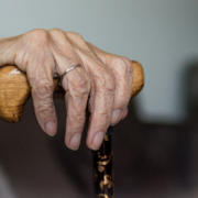 Einer 91-jährigen Frau wurde in Bayreuth die Handtasche entrissen. Symbolbild: Pixabay
