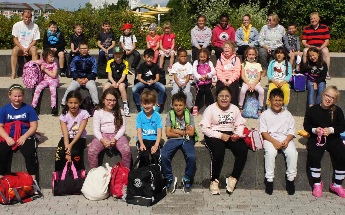 Lernen in den Ferien: 30 Kinder der Grundschule St. Georgen konnten sich im Bayreuther Kreuzsteinbad ihr Seepferdchen verdienen. Bild: Grundschule St. Georgen
