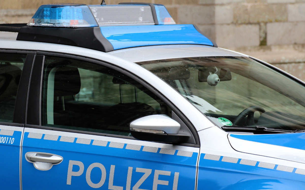 In Oberfranken griff ein Mann gestern eine Gruppe von Kindern und Polizeibeamten an. Symbolbild: Pixabay