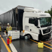 Unfall auf der A9 bei Bad Berneck. Ein Lkw ist in die Baustelle gekracht. Foto: Fricke / News5
