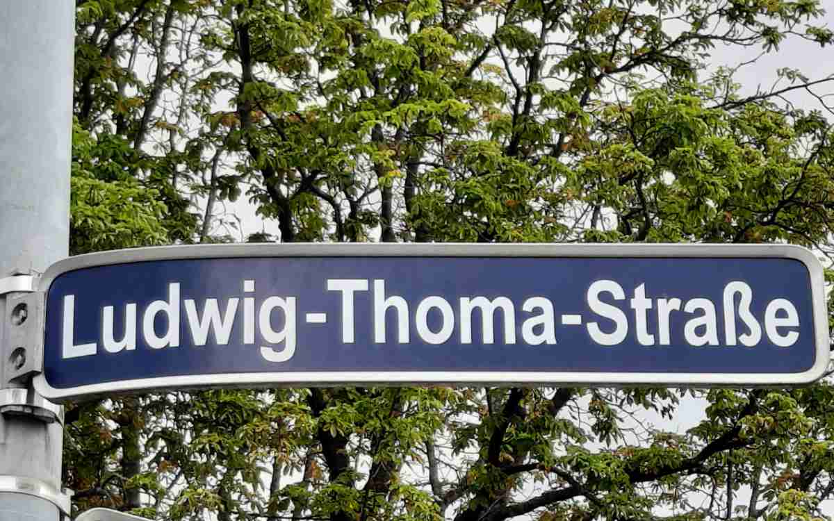 Die Ludwig-Thoma-Straße in Bayreuth: In seinem letzten Lebensjahr hetzte Ludwig Thoma antisemitisch. Ist das ein Grund, die nach ihm benannte Straße umzubenennen? Bild: Jürgen Lenkeit