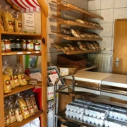 Der Hofladen an der Hedelmühle bei Trockau verkauft selbstgebackenes Brot, Brötchen und viele andere Delikatessen. Bild: Michael Kind