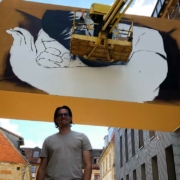 Street-Art Hotel Liebesbier to sleep in Bayreuth: Geschäftsführer Sebastian Wenk präsentiert ein Kunstwerk auf der neuen Verbindungsbrücke zwischen zwei Neubauten. Bild: Jürgen Lenkeit