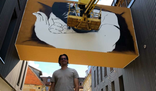 Street-Art Hotel Liebesbier to sleep in Bayreuth: Geschäftsführer Sebastian Wenk präsentiert ein Kunstwerk auf der neuen Verbindungsbrücke zwischen zwei Neubauten. Bild: Jürgen Lenkeit