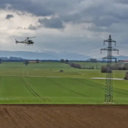Aktuell fliegt ein Hubschrauber dicht über Bayreuth Stadt und Landkreis. Das steckt hinter dem Helikopterflügen. Archivfoto: Andreas Leder / Bayernwerk