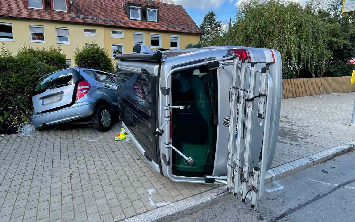 Unfall in der Ludwig-Thoma-Straße in Bayreuth: Drei Personen wurden verletzt. Bild: NEWS5/Fricke
