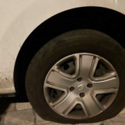 Der Bundestagskandidatin der Grünen aus Bayreuth, Susanne Bauer, sind die Reifen ihres Autos zerstochen worden. Bild: privat