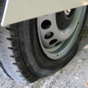 Ein Reifenplatzer verursachte heute früh auf der A9 einen Verkehrsunfall. Symbolbild: Pixabay