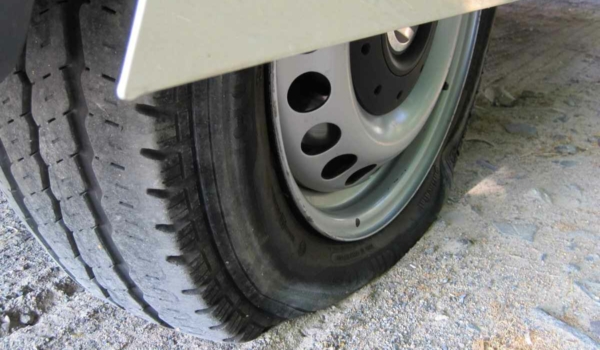 Unbekannte haben in der Stadt Bayreuth an einem Anhänger die Reifen zerstochen. Symbolbild: Pixabay
