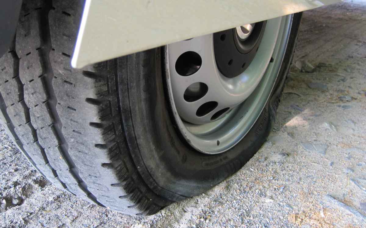 Unbekannte haben im Landkreis Bayreuth an einem Auto alle Reifen zerstochen. Symbolbild: Pixabay