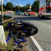 Bei Pinzberg (Kreis Forchheim) ist ein Motorradfahrer bei einem Unfall lebensgefährlich verletzt worden. Bild: News5/Merzbach