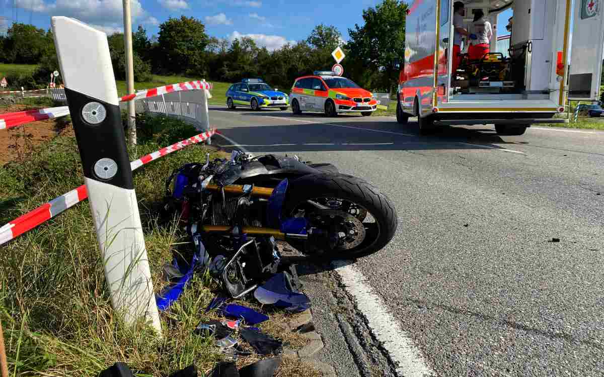 Bei Pinzberg (Kreis Forchheim) ist ein Motorradfahrer bei einem Unfall lebensgefährlich verletzt worden. Bild: News5/Merzbach