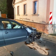 Im Rambach (Lkr. Bamberg) ist ein 20-Jähriger mit seinem Auto gegen eine Hauswand gekracht. Bild: News5/Merzbach