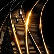 Im Landkreis Kronach konnte ein Gleisspaziergänger in letzter Sekunde einem Zug ausweichen. Symbolbild: Pixabay