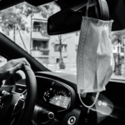 Maskenpflicht im Auto: Der Mund-Nasen-Schutz im Verbandskasten soll verpflichtend werden. Symbolbild: Unsplash/Frosina Polazarevska