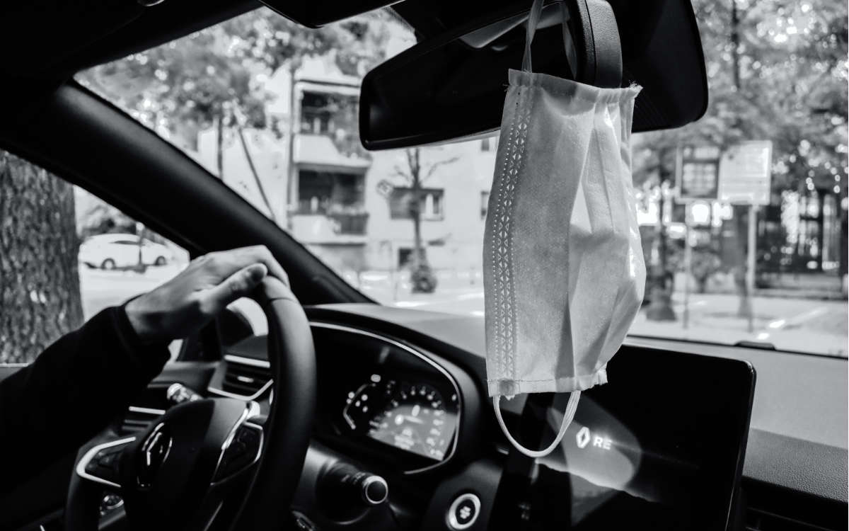Maskenpflicht im Auto: Der Mund-Nasen-Schutz im Verbandskasten soll verpflichtend werden. Symbolbild: Unsplash/Frosina Polazarevska