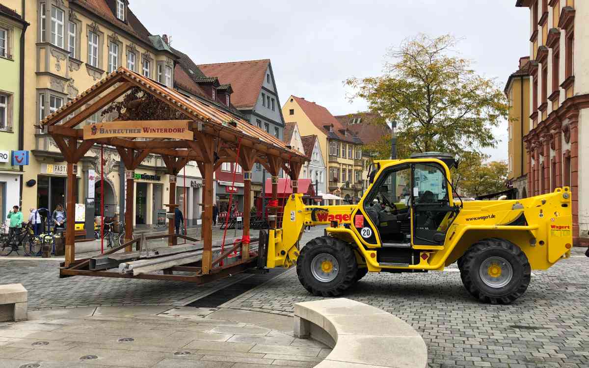 Das Winterdorf soll am 15. Oktober vor dem Alten Schloss starten. Heute (28.09.2021) ging es mit dem Aufbau los. Bild: Michael Kind