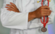 Der Hausarzt muss seine Patienten für eine Krankschreibung nun nicht mehr unbedingt in der Praxis untersuchen. Symbolbild: Pixabay