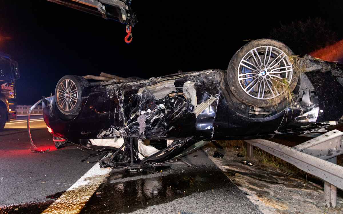 Donnerstagnacht (30. September) verunglückte ein 19-jähriger Fahranfänger mit einem über 400 PS starken BMW bei Coburg. Bild: News5/Ittig