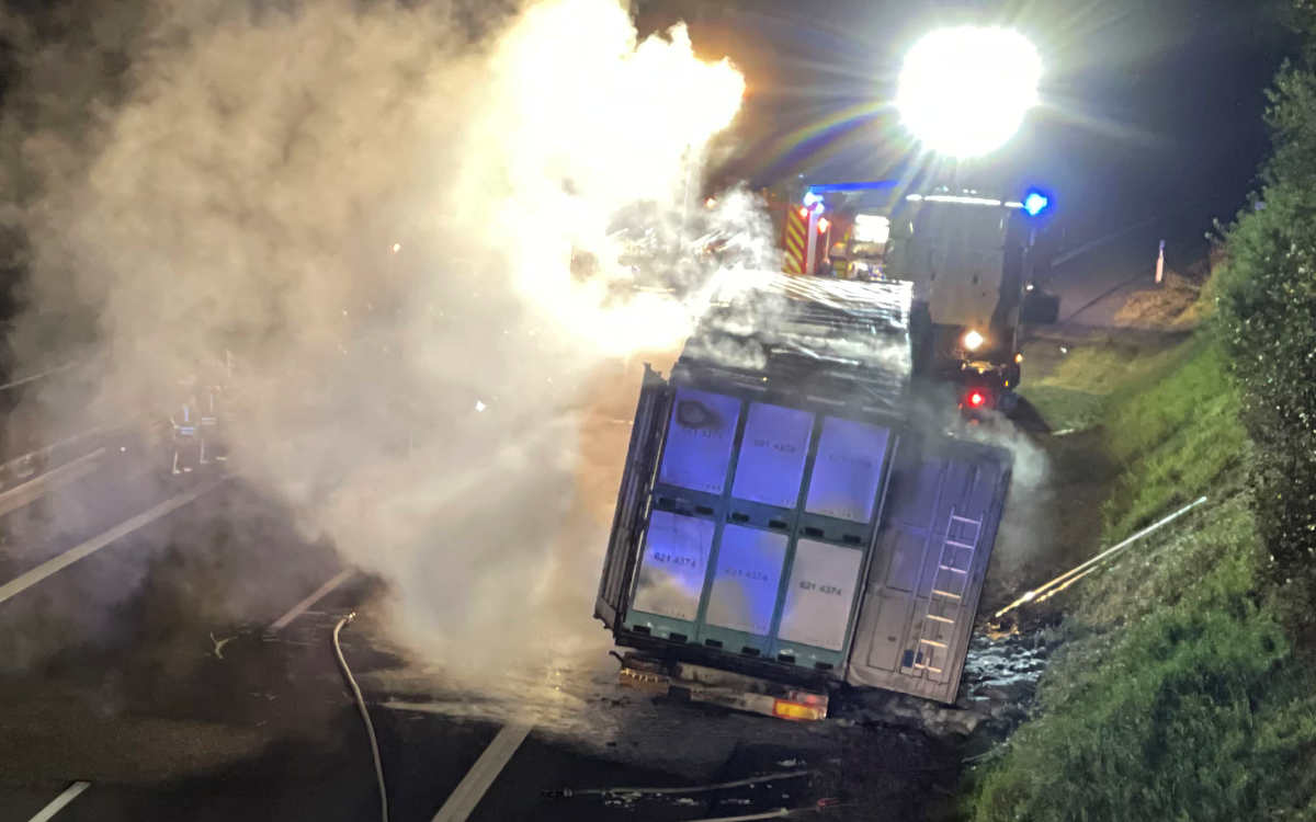 Bei Schönwald (Kreis Wunsiedel) hat am Donnerstagabend (30. September) ist ein Lkw auf der A93 ausgebrannt. Bild: News5