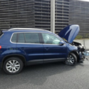 Drei Autos gerieten bei einem Unfall in der Einhausung bei Bayreuth ins Schleudern. Vier Personen wurden verletzt. Bild: Verkehrspolizei Bayreuth