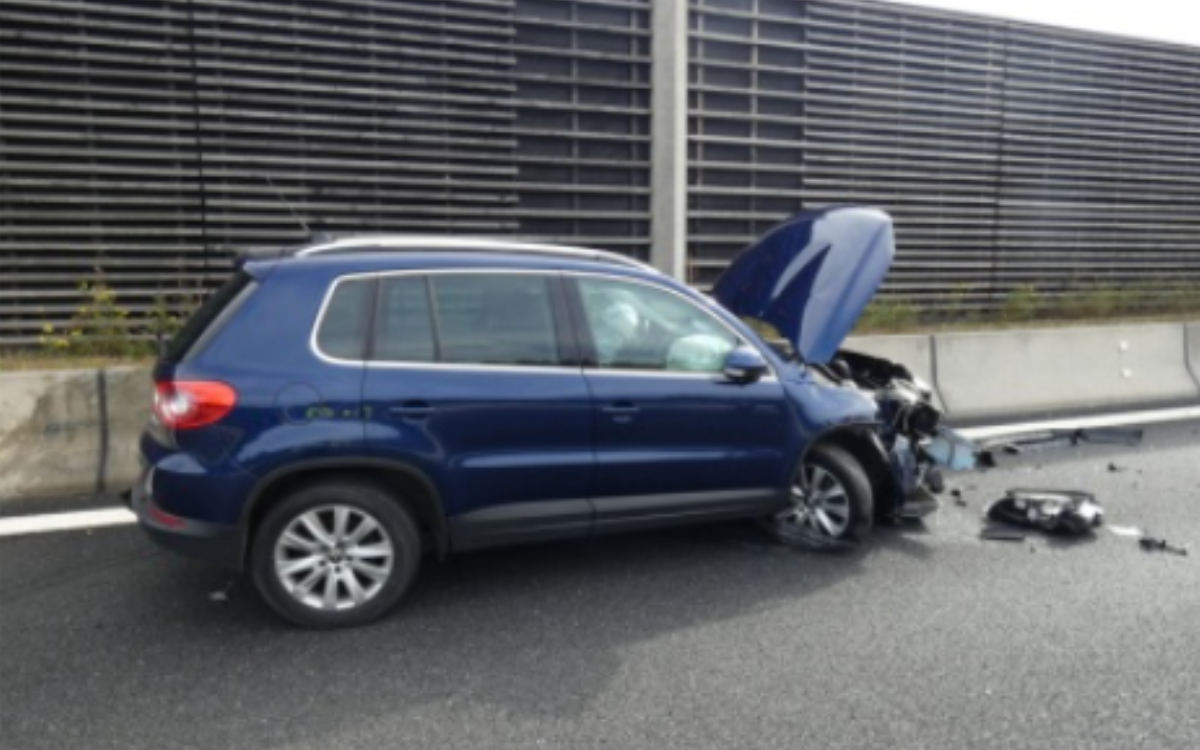 Drei Autos gerieten bei einem Unfall in der Einhausung bei Bayreuth ins Schleudern. Vier Personen wurden verletzt. Bild: Verkehrspolizei Bayreuth