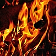Am Freitag stand ein Auto in Bayreuth in Flammen. Symbolbild: Pixabay