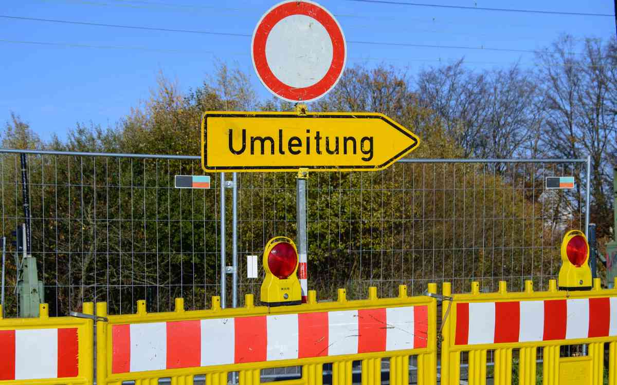 Die Justus-Liebig-Straße in Bayreuth wird ab Montag, 15. August 2022, halbseitig gesperrt. Symbolbild: Pixabay