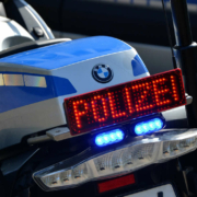 Zwei Mal Unfallflucht und insgesamt 5.000 Euro Schaden. Die Polizei Bayreuth ermittelt. Symbolbild: Pixabay