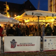 Bayreuther Winterdorf 2021: Beisammenstehen zu Glühwein und Bier kann man im Ehrenhof nur noch am Dienstag (23. November). Bild: Michael Kind
