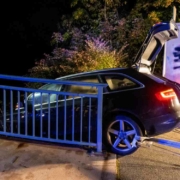 Unfall in Lichtenfels: Ein Auto drohte in der Nacht auf Samstag (16. Oktober) auf die Bahngleise zu stürzen. Bild: News5/Merzbach