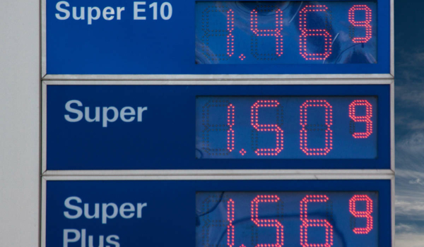 So billig ist der Sprit aktuell in Bayreuth nicht. Dennoch: Der Kraftstoff ist deutlich billiger geworden. Symbolbild: Pixabay
