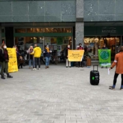 Demo vor dem Bayreuther Rathaus: Das Bündnis Klimaentscheid Bayreuth demonstrierte vor der Stadtratssitzung. Bild: Jürgen Lenkeit