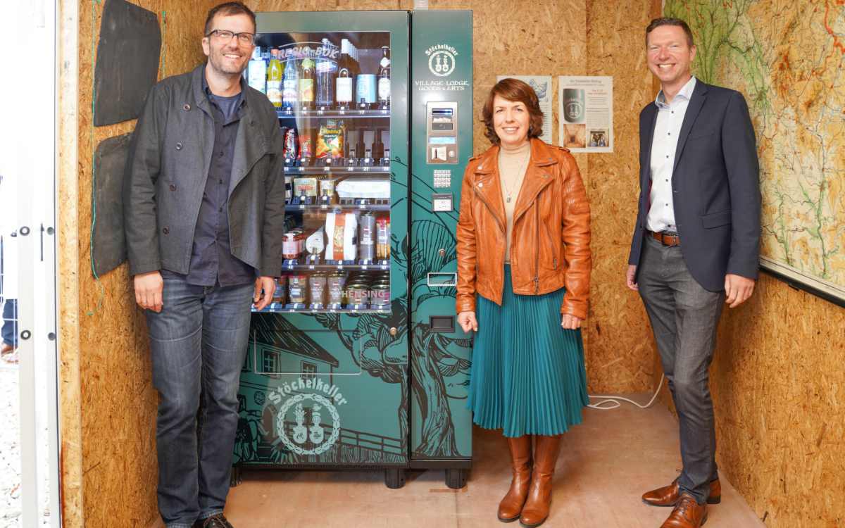 Christoph und Melanie Scholz zusammen mit Landrat Florian Wiedemann bei der Einweihung des Lebensmittelautomaten beim Stöckelkeller in Haag. Bild: Christoph Scholz