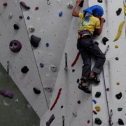In Selb ist ein Junge (7) beim Klettern mehrere Meter in die Tiefe gestürzt. Symbolbild: Pixabay