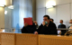 Impfarzt Yorck H. musste sich am Donnerstag (24. Februar 2022) vor dem Amtsgericht Bayreuth verantworten. Er soll einer Impfgegnerin einen gefälschten Impfausweis ausgestellt haben (rechts: Anwalt Michael Bonn). Archivbild: Jürgen Lenkeit