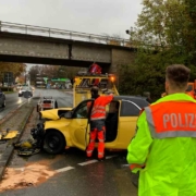 Unfall in Bayreuth: Ein Bus hat eine Autofahrerin gegen eine Ampel geschleudert. Sie wurde schwer verletzt. Bild: Polizei Bayreuth