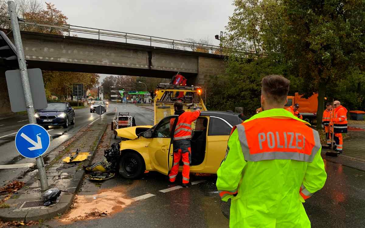 Unfall in Bayreuth: Ein Bus hat eine Autofahrerin gegen eine Ampel geschleudert. Sie wurde schwer verletzt. Bild: Polizei Bayreuth