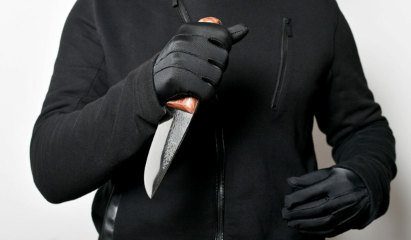 Fünf Bauarbeiter, griffen einen Kollegen auf einer Baustelle an. Einer der Angreifer zückte sogar ein Messer. Symbolbild: Pixabay