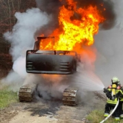 In einem Waldstück bei Glashütten im Landkreis Bayreuth brannte ein Bagger lichterloh. Bild: Kreisfeuerwehrverband Bayreuth