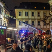 Feuer in Bamberg: Bei einem Wohnungsbrand am frühen Sonntagmorgen (21.11.2021) waren viele Schaulustige bei den Löscharbeiten dabei. Bild: News5/Merzbach