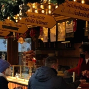 Bayreuther Christkindlesmarkt 2021: Ein letztes Mal Bratwürste oder Schnitzelbrötchen zum Mittagessen, ehe der Markt abgebrochen wird. Bild: Jürgen Lenkeit